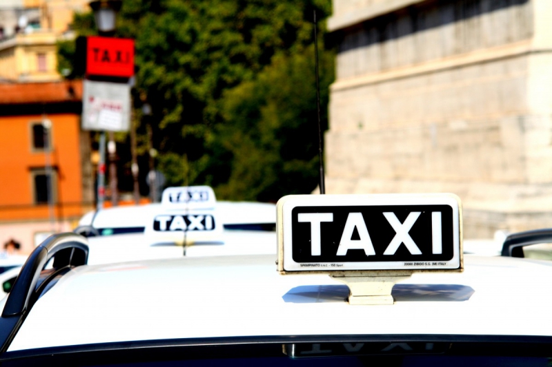 taxis-BEAUSOLEIL-min_taxi_auto_rome_road_white-1051610